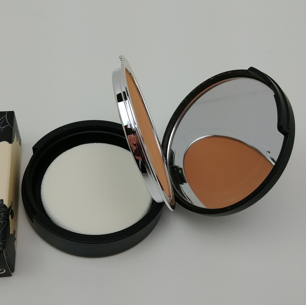 Kat Von D Lock-It Powder Foundation Medium 64 - Picture 4 of 7
